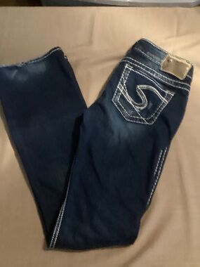 EUC Silver Jeans Dark Blue Boot Cut with Contrast Stitching